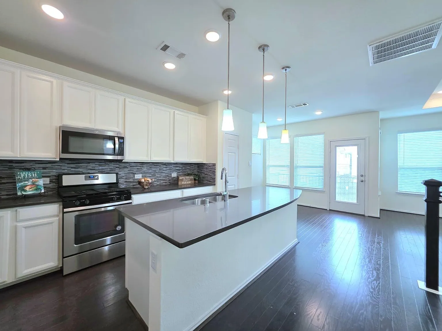 3 bed, 2.5 bath, 1501 sqft, $2,500 — Photo 4