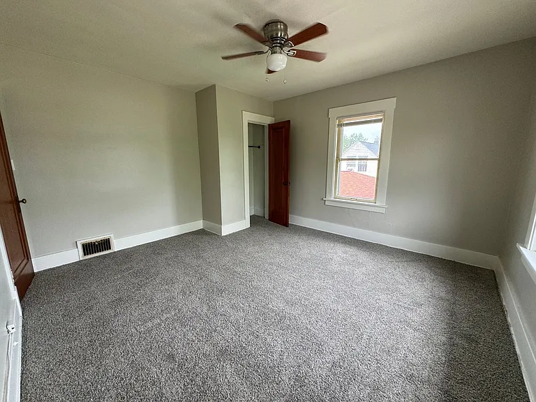 220 John St — Photo 18