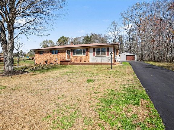 3rd image of 896 Rambling Rd