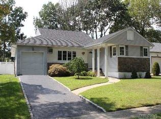 900 Iris Dr, North Bellmore, NY 11710