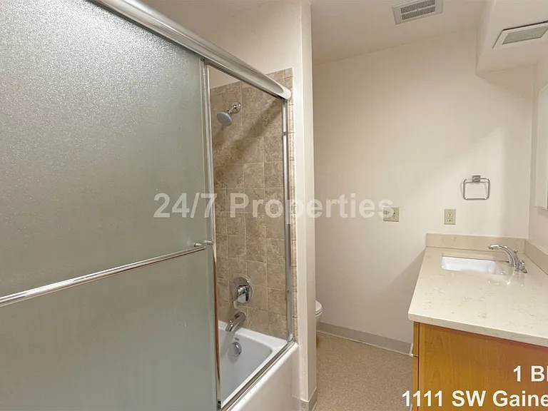 1111 SW Gaines St #6 — Photo 8