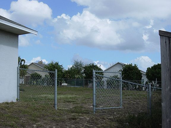 5th image of 919 Palm Forest Ln