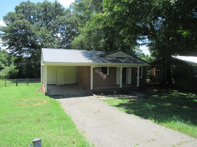 208 Crescent Ct — Photo 2