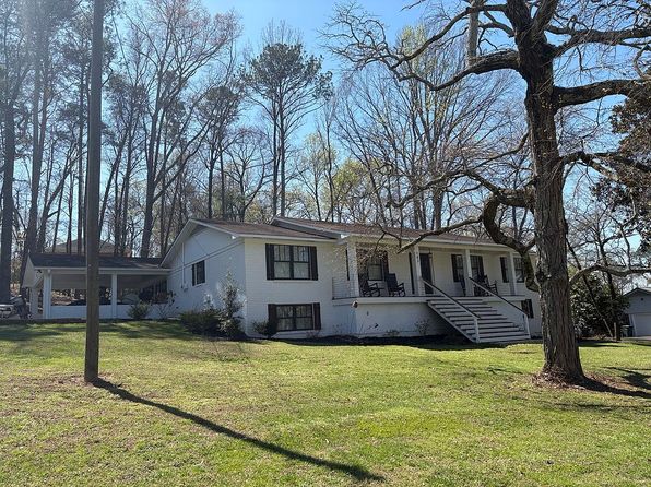 143 Three Oaks Dr SE