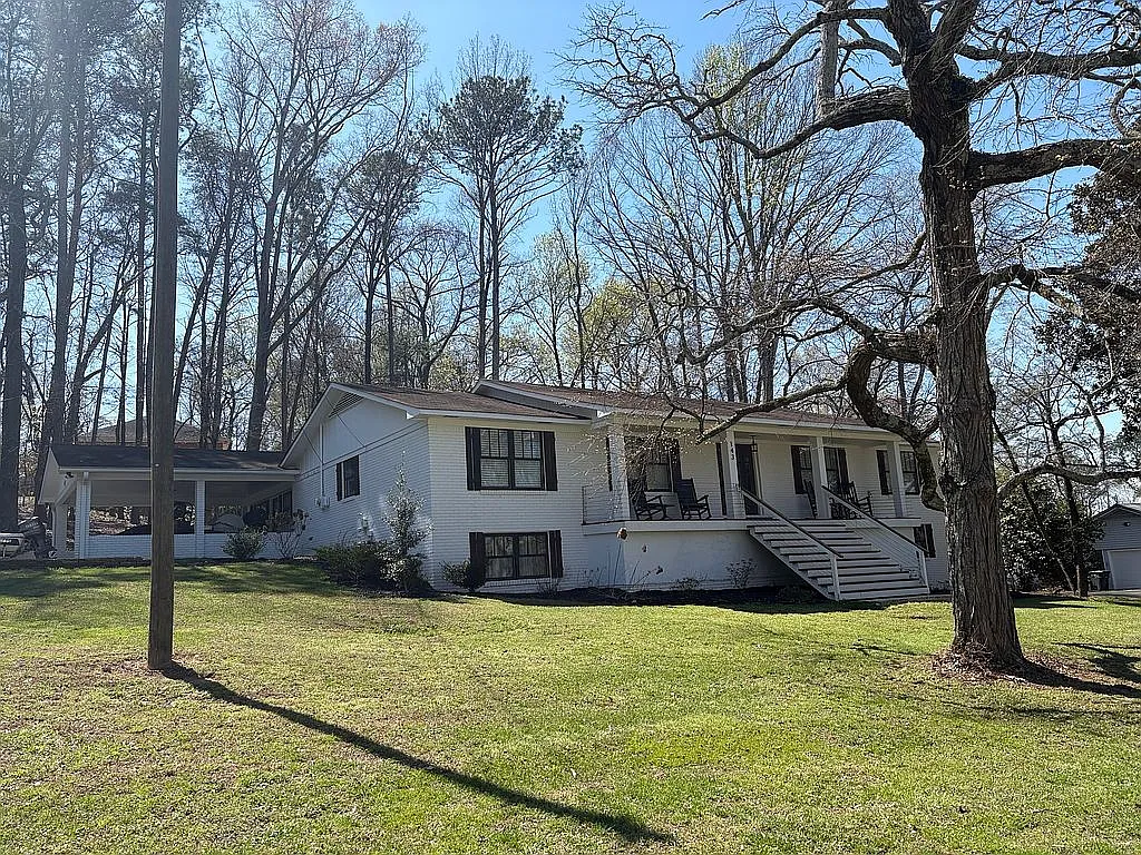 143 Three Oaks Dr SE photo 1