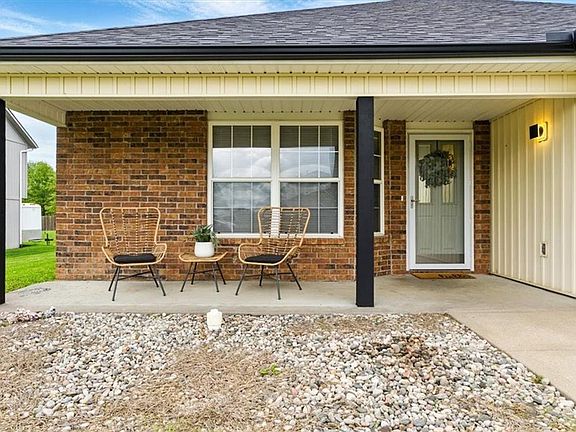 3rd image of 706 SW Woodland Cir