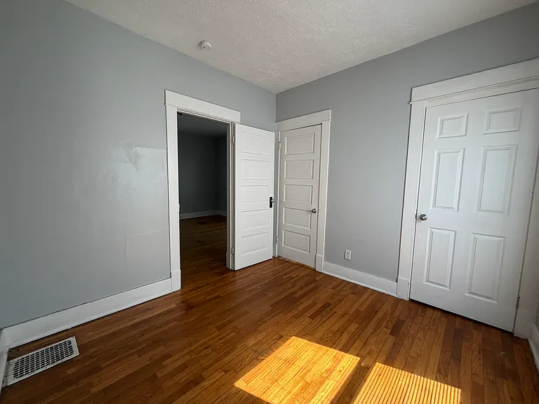 1026 W Grove St — Photo 6