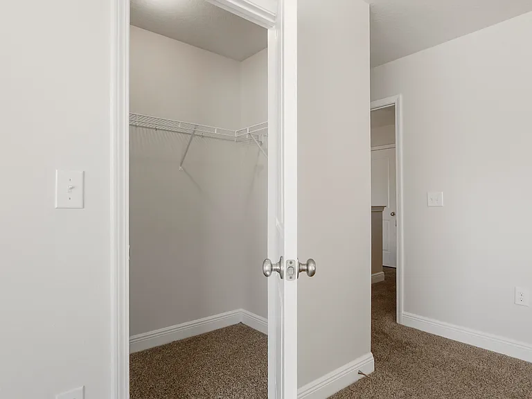 1881 Pointe Dr — Photo 16