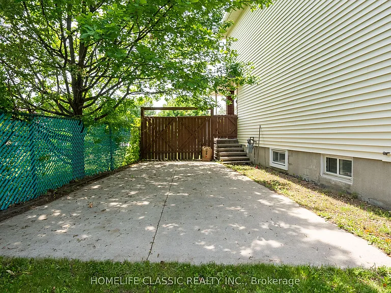 32 Rosenfeld Dr — Photo 37