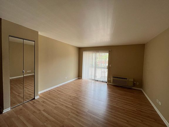 4th image of 880 N Lakeside Dr APT 2B