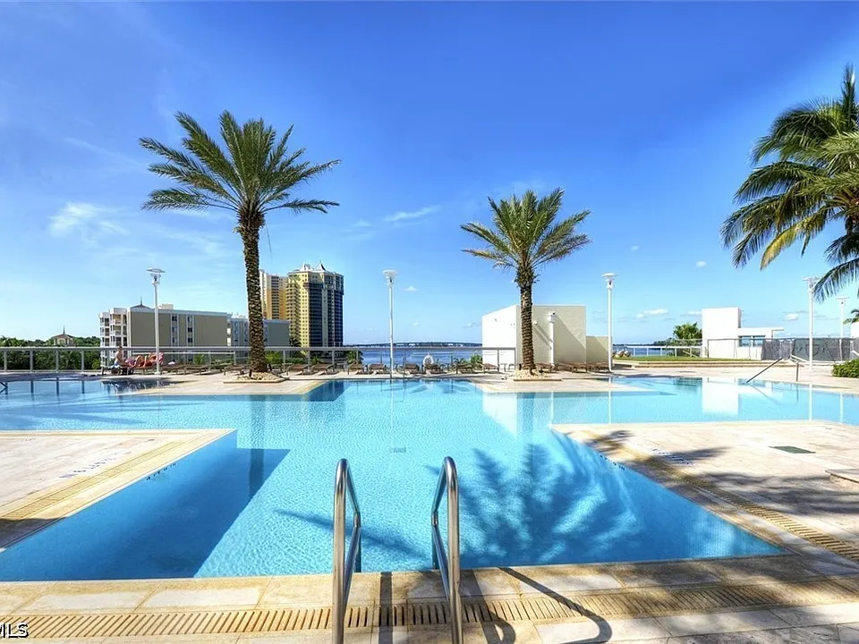 3000 Oasis Grand Blvd #407