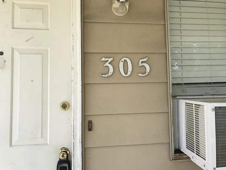 305 N 1st St — Photo 2