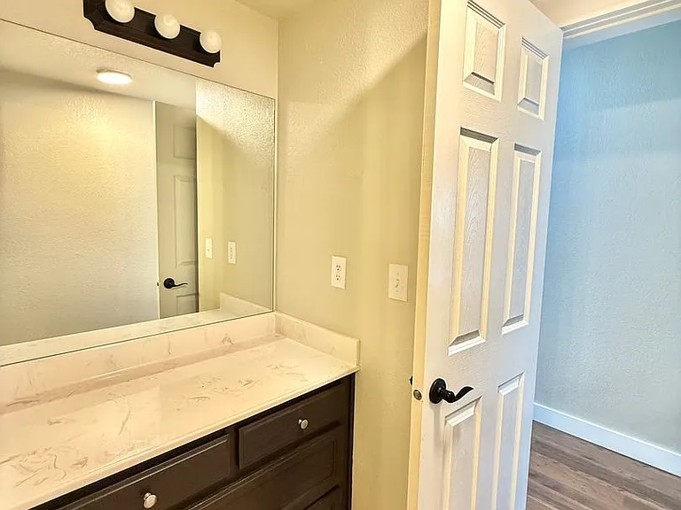 901 Manzanita Dr — Photo 13