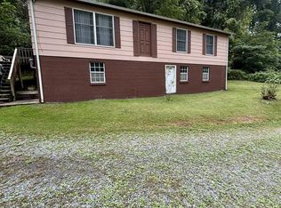 1742 Gatewood Rd, Fayetteville, WV 25840