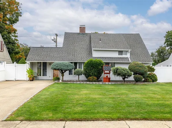 141 Blacksmith Road E, Levittown, NY 11756