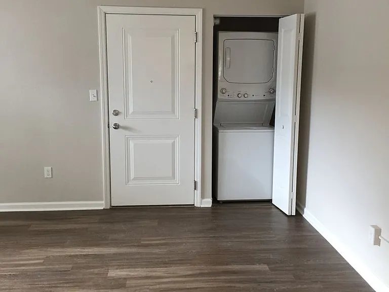1402 Grandview Dr — Photo 3