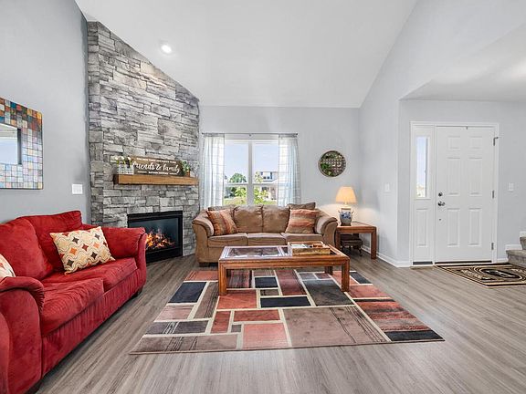 3rd image of 221 Arbor Point AVENUE
