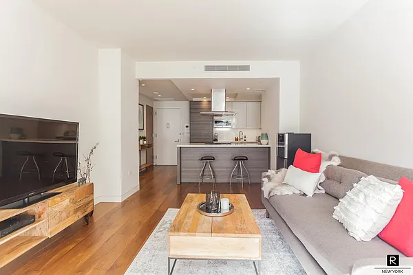 Sold by R New York | media 5