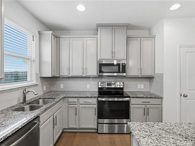 2392 Belmont Pl — Photo 7