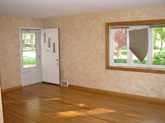 4th image of 1096 Van Buren St