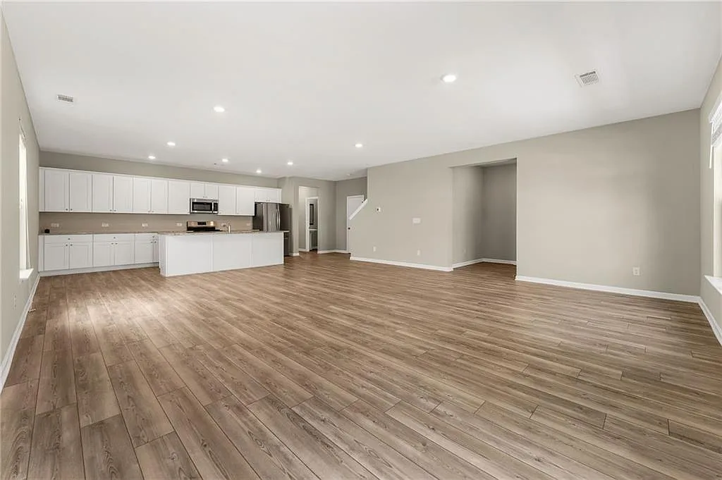 4 bed, 2.5 bath, 2435 sqft, $2,200 — Photo 4