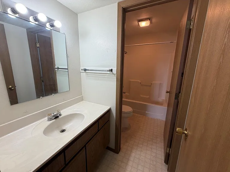 Lincoln Apartments — Photo 10