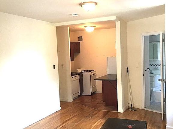 3rd image of 125 Christopher St APT 4A
