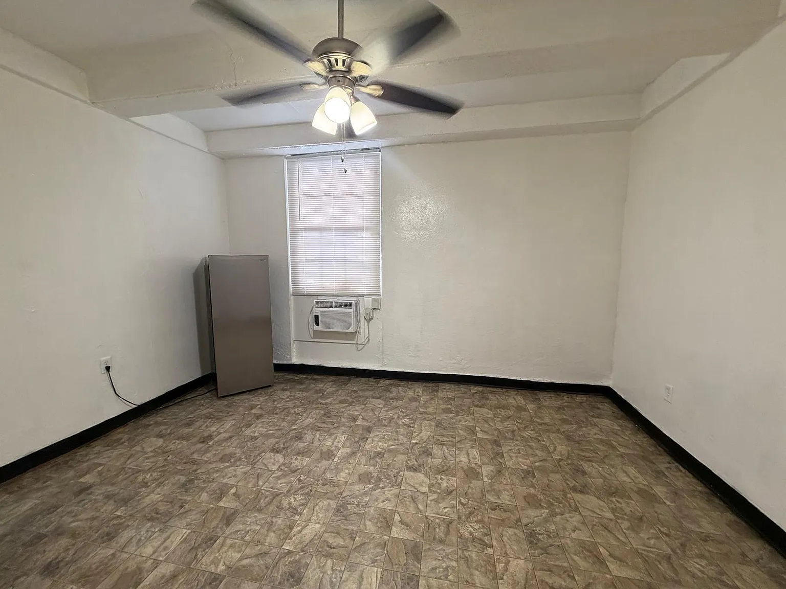 Studio, 210 sqft, $600 — Photo 2
