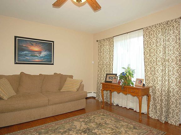 3rd image of 6 W Dogwood Dr