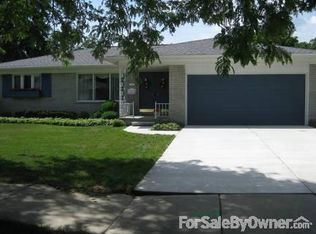 955 Canterbury Rd, Grosse Pointe Woods, MI 48236