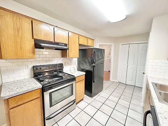 5th image of 1004 W Avenue B