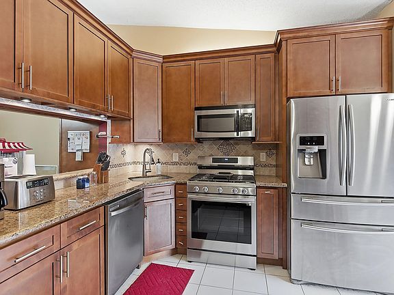 4th image of 46 Club Pl #46