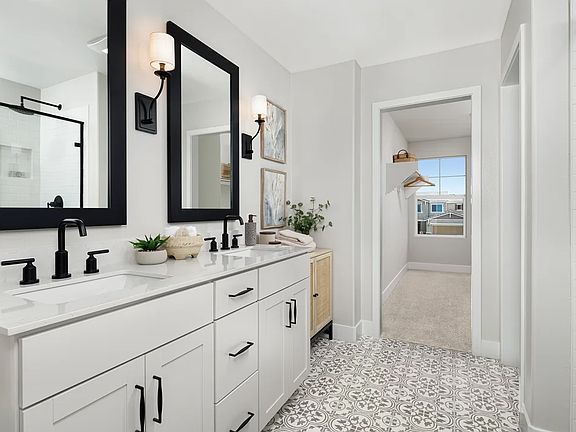 Primary bath with dual sinks