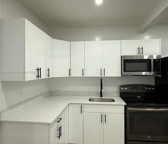 211 SW 10th Ave #2 — Photo 5