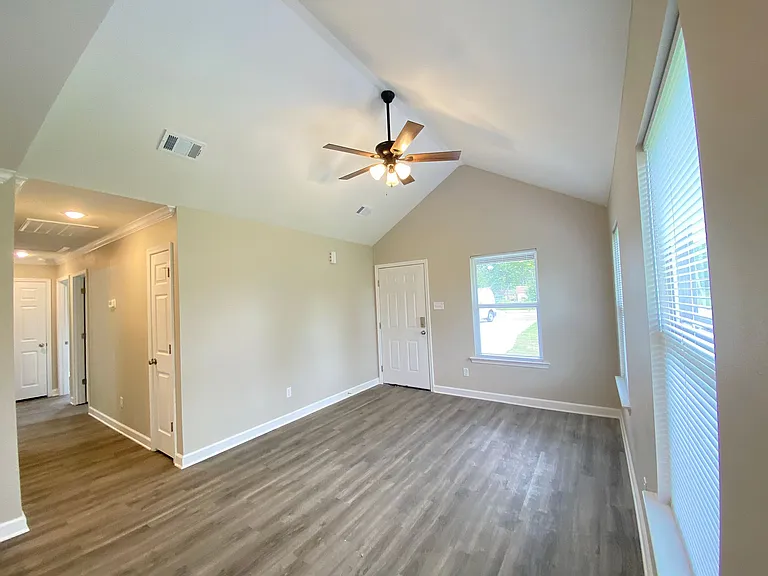 400 N Elm St — Photo 13