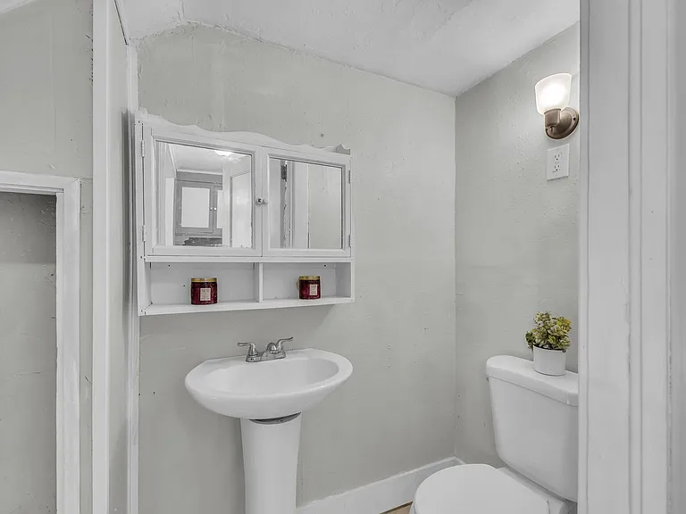 2110 S Sterling Ave — Photo 20