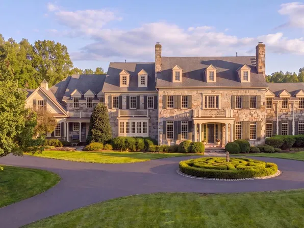 1205 Towlston Rd, Great Falls, VA 22066