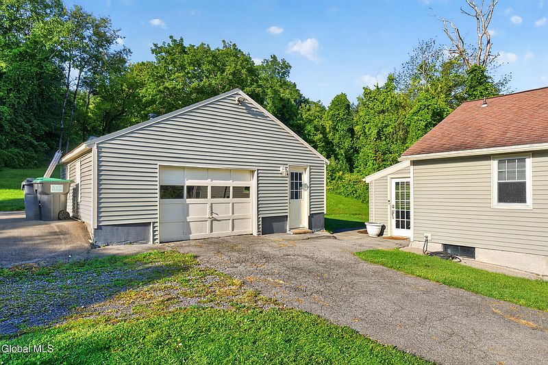 3rd image of 1059 Sacandaga Road