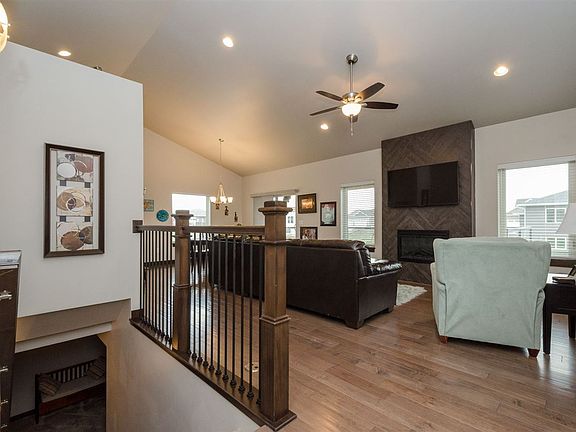 3rd image of 955 Olive Ct