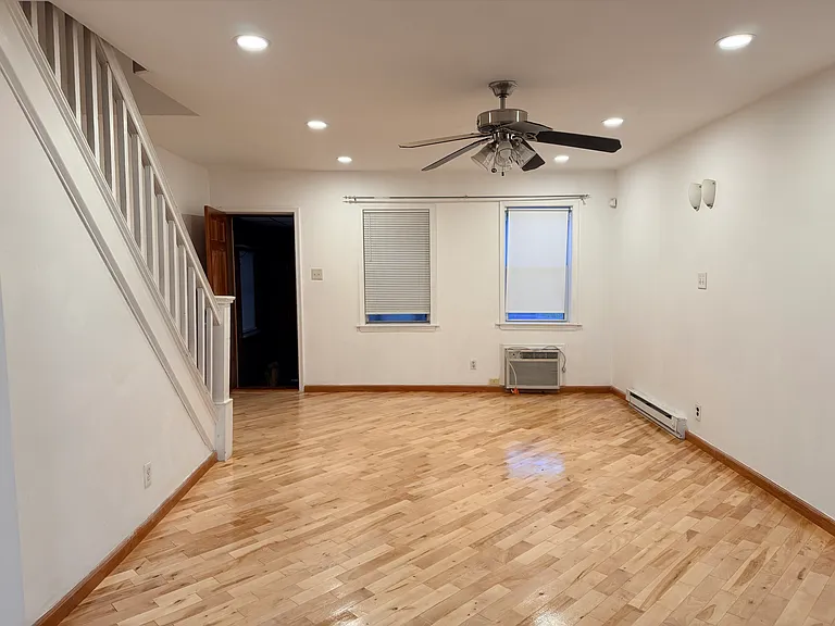 2704 S Sheridan St — Photo 2