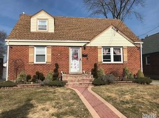 31 Orchard Pl, Valley Stream, NY 11580