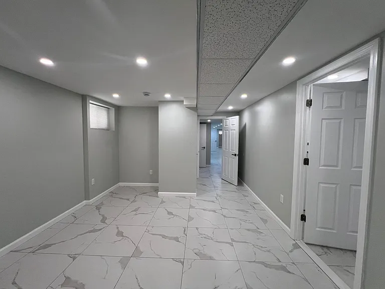 251 E 46th St #1 — Photo 15