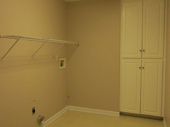 5th image of 211 Windsor Garden Dr #1