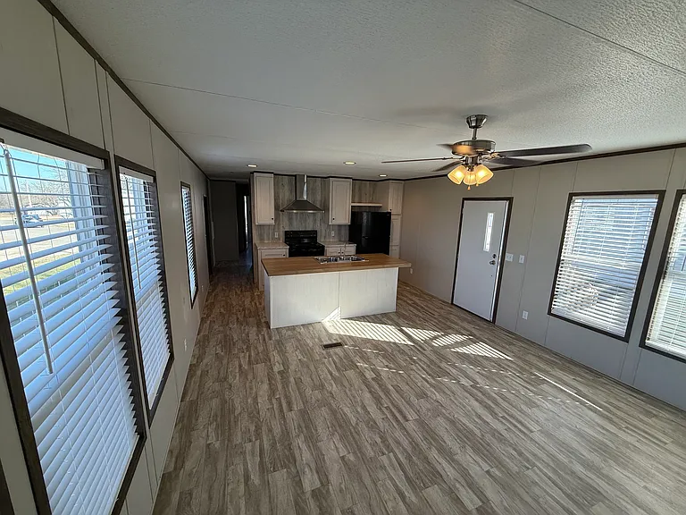 137 Eldridge Ln — Photo 2