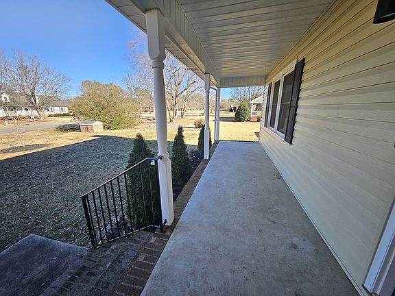 3rd image of 402 N Cottonwood Dr