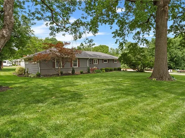 3830 W 48th St, Roeland Park, KS 66205