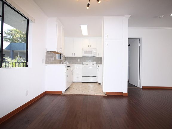 4th image of 4844 Riverton Ave #207