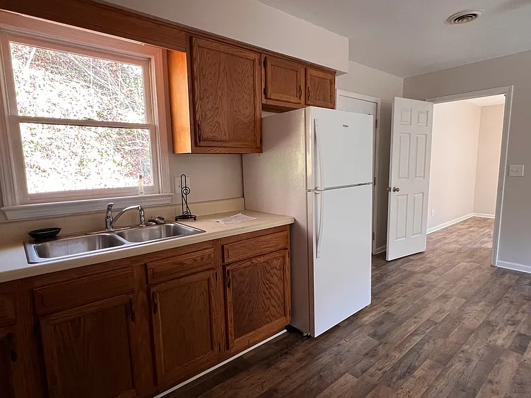 1828 Memorial Hwy — Photo 8