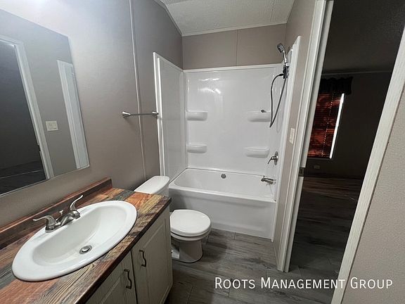 4th image of 2233 E 8th St #121