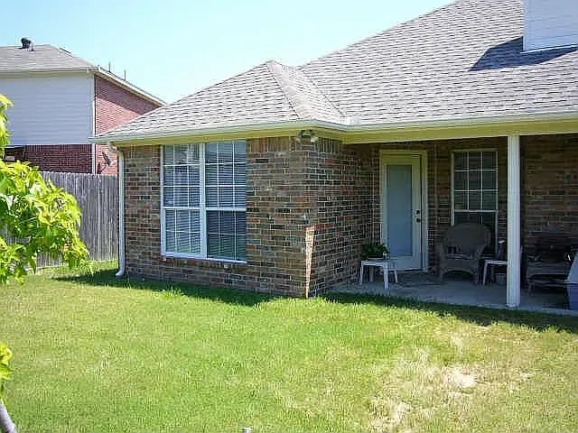 1116 Oak Grove Ln — Photo 2